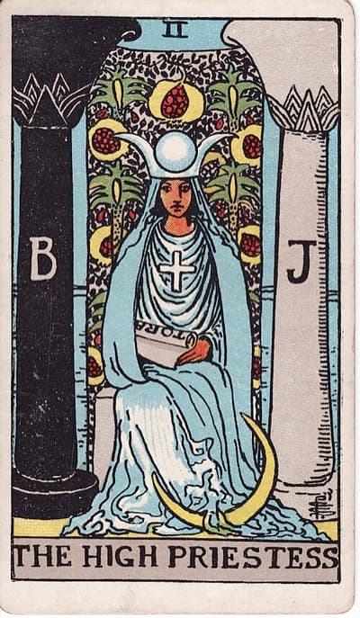 The High Priestess (นักบวชหญิง)
